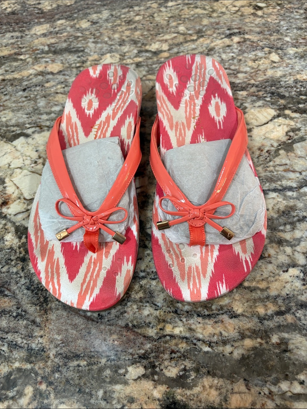 NWOT Vionic Women’s Coral Patterned Flip Flop Sandals